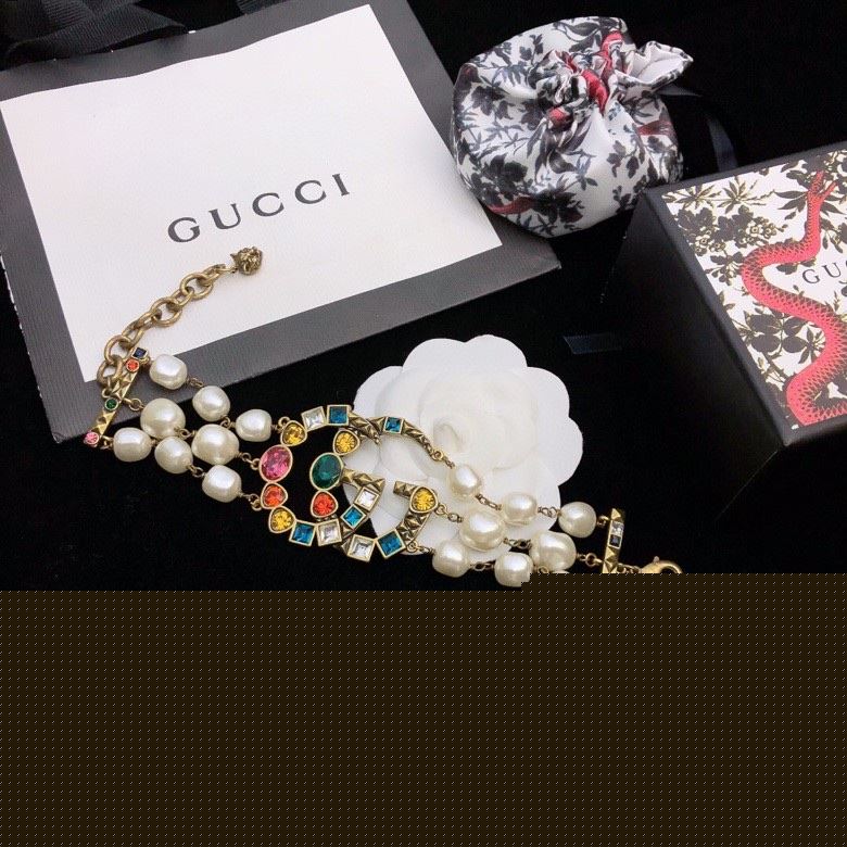 G*u*i bracelets